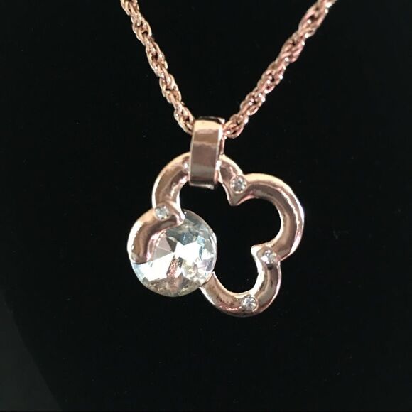 Clover Shape Necklace/earrings set - Picture 2 of 3